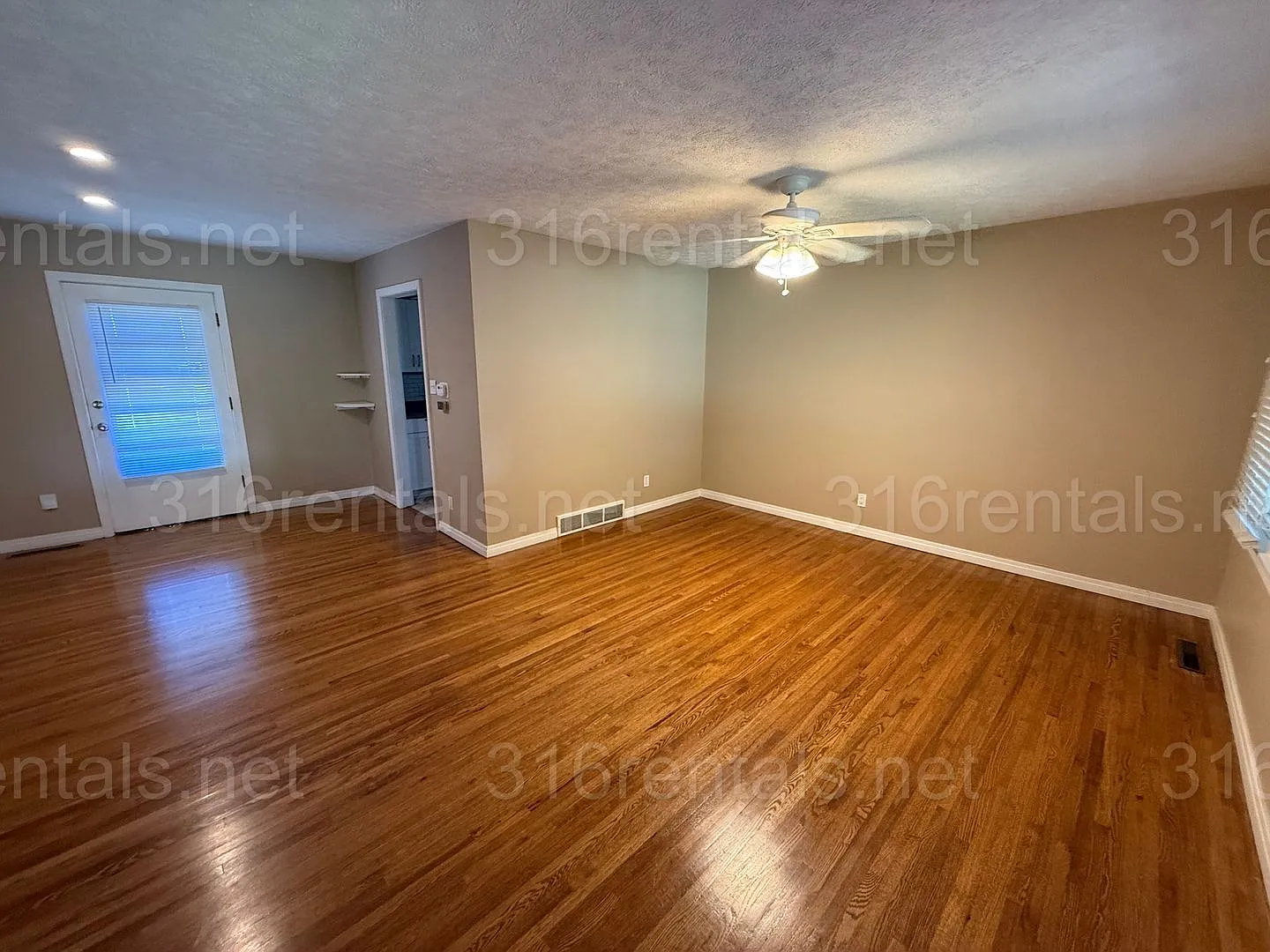 $1100 **Coming Soon** - 2 Bedroom / 1 Bathroom - Single Family Home — Photo 3