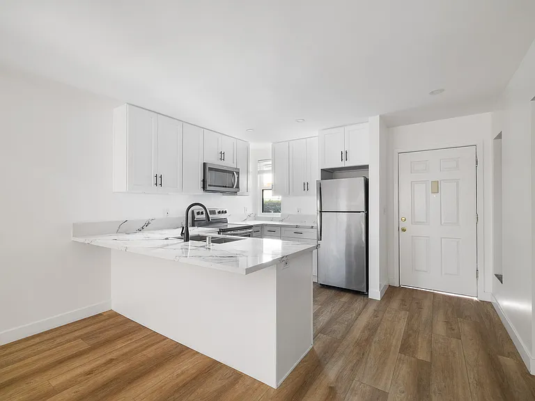 Encino Country Club Apartments — Photo 15