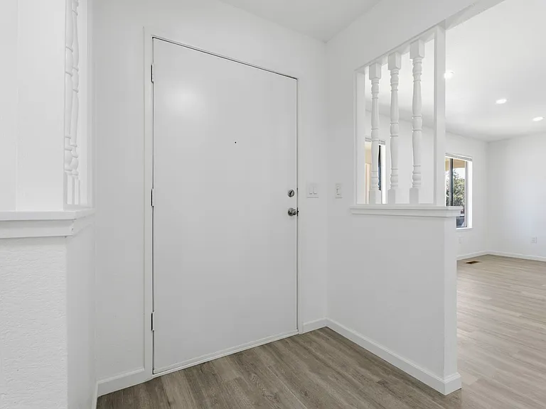 800 Locust Dr — Photo 6