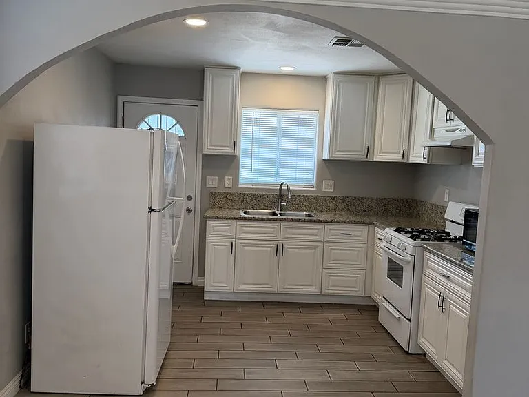 2820 S Sandhill Rd — Photo 7