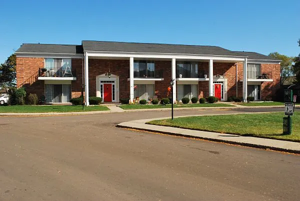 Colonial Village Apartments — Photo 2