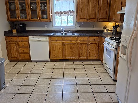 3rd image of 607 Pinetree Rd