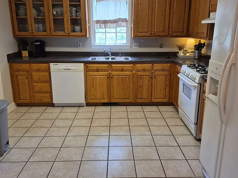607 Pinetree Rd — Photo 3