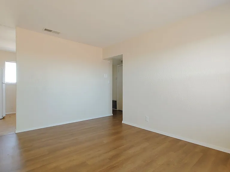 513 Candelaria Rd NW — Photo 3