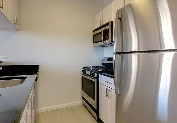 5th image of 102 Greenwich St #7H