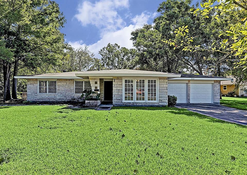 Welcome to 311 N Bayou Dr in Hitchcock, TX
