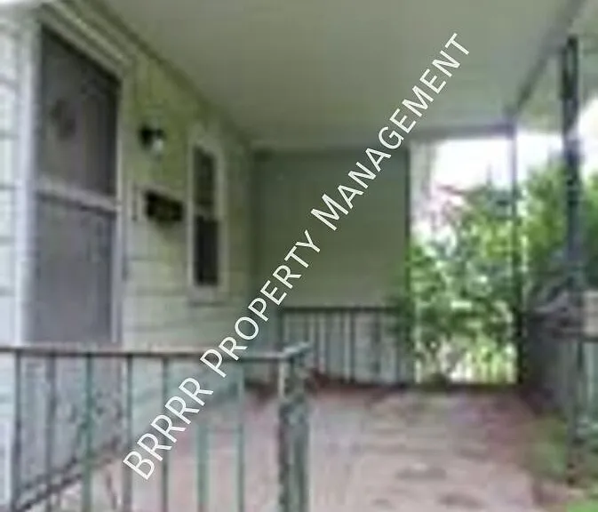 242 E Holland St — Photo 6
