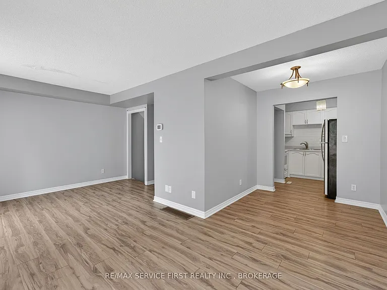 877 Muirfield Cres — Photo 9