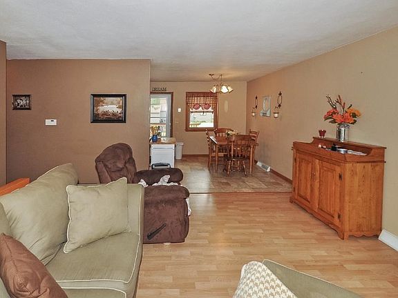 Upper level entertainment space