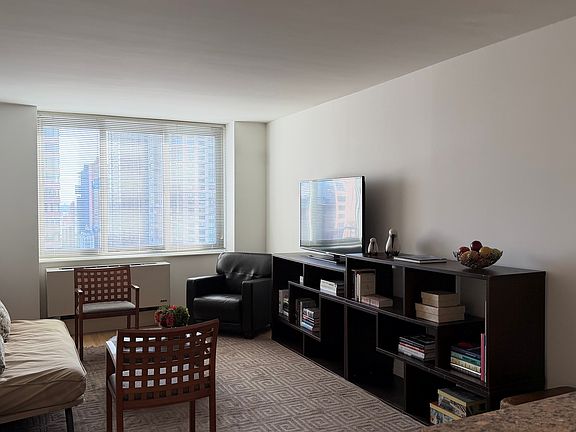 5th image of 1500 Lexington Ave APT 10B