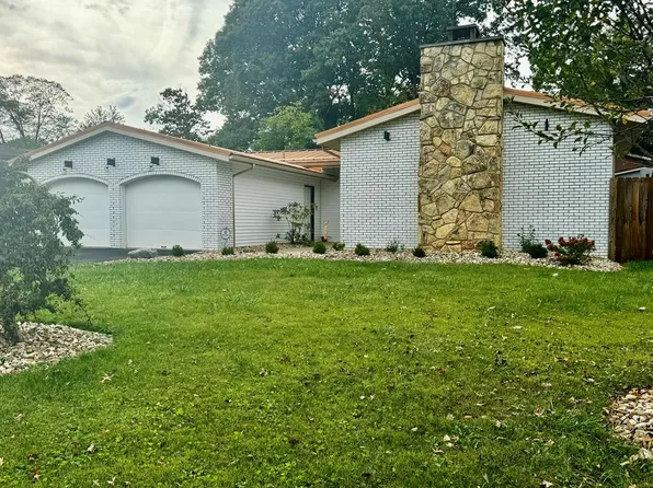 1739 Honeysuckle Dr, Mansfield, OH 44905