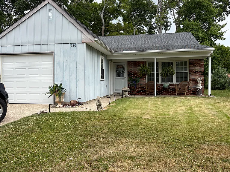 220 Lexington Dr — Photo 1