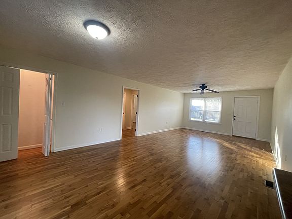 5th image of 325 N Oak St