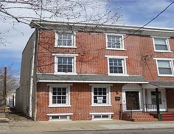 1st image of 611 E 8th St