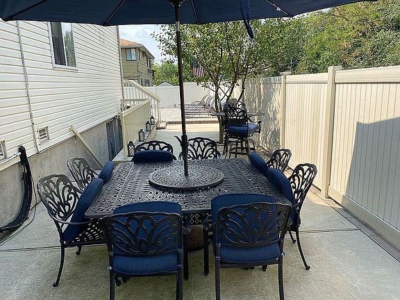 3rd image of 631 Hylan Blvd