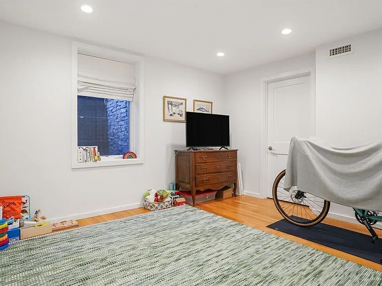 8 Florence St #0 — Photo 18
