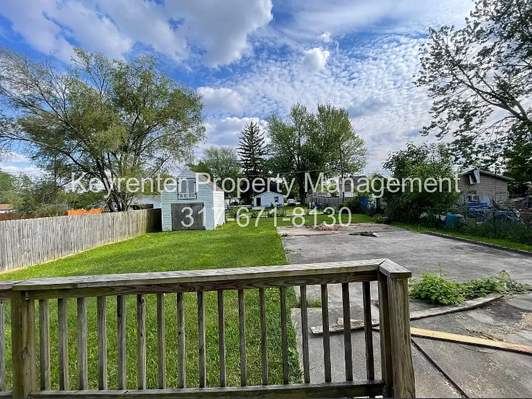 1027 E 4th St — Photo 22