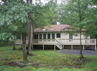 119 W Oakenshield Dr, Tamiment, PA 18371