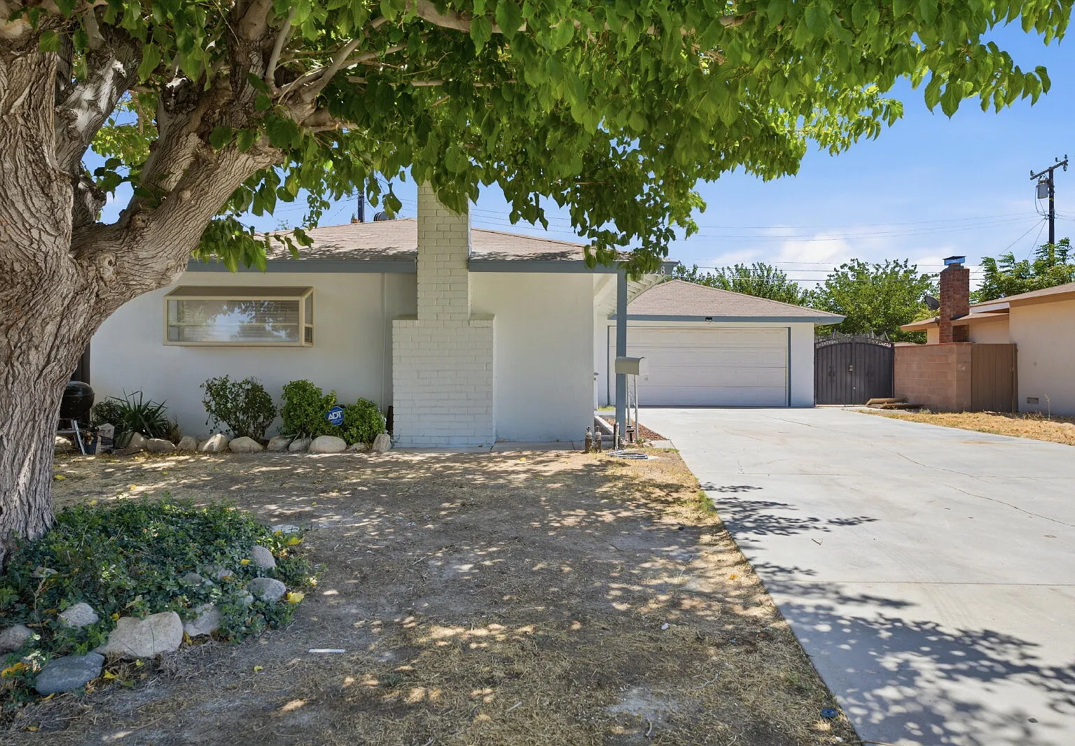 3 bed, 2.0 bath, 1014 sqft, $2,560 — Photo 1
