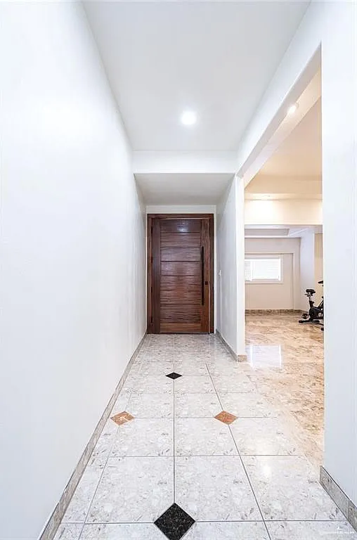 3 bed, 2.0 bath, 2695 sqft, $2,695 — Photo 3