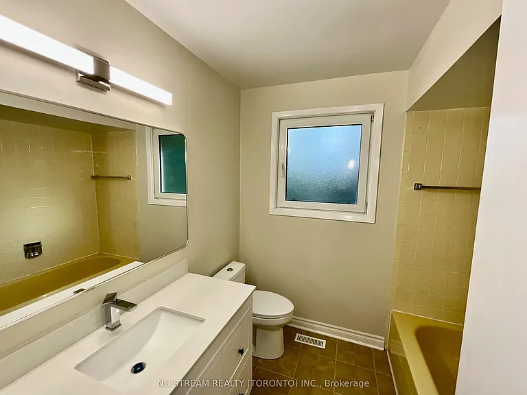 45 Emmeloord Cres — Photo 18