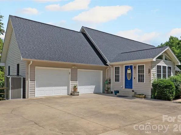 15 Willow Knolls Dr, Weaverville, NC 28787