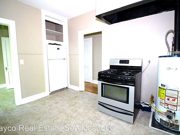 4th image of 212 College St