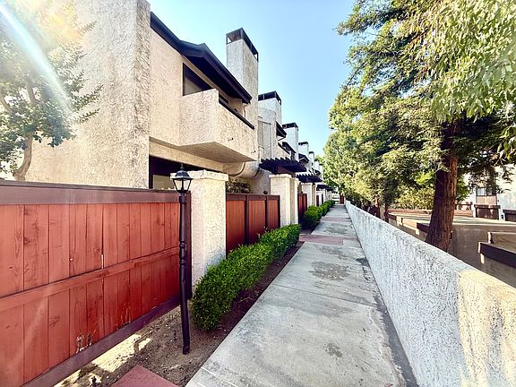 3rd image of 454 W Huntington Dr #Ff