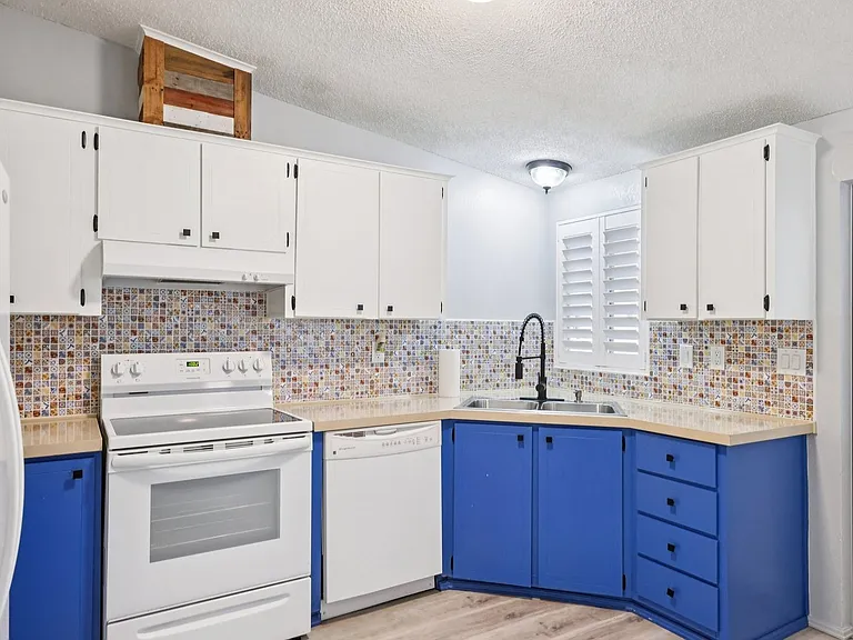 39 Maplehurst Ave — Photo 8