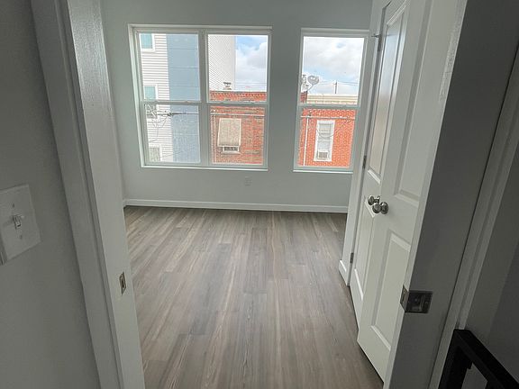 3rd image of 424 Cantrell St