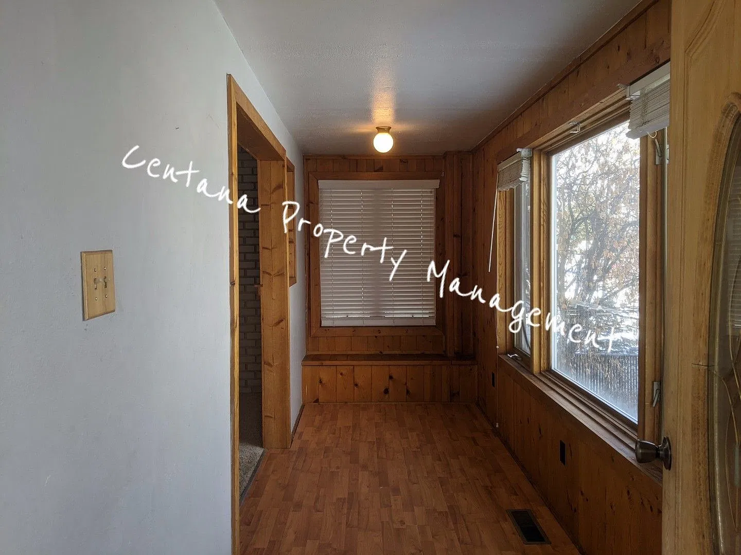 Great 2 bedroom house on the flats! 2 Car garage and fenced yard. — Photo 2