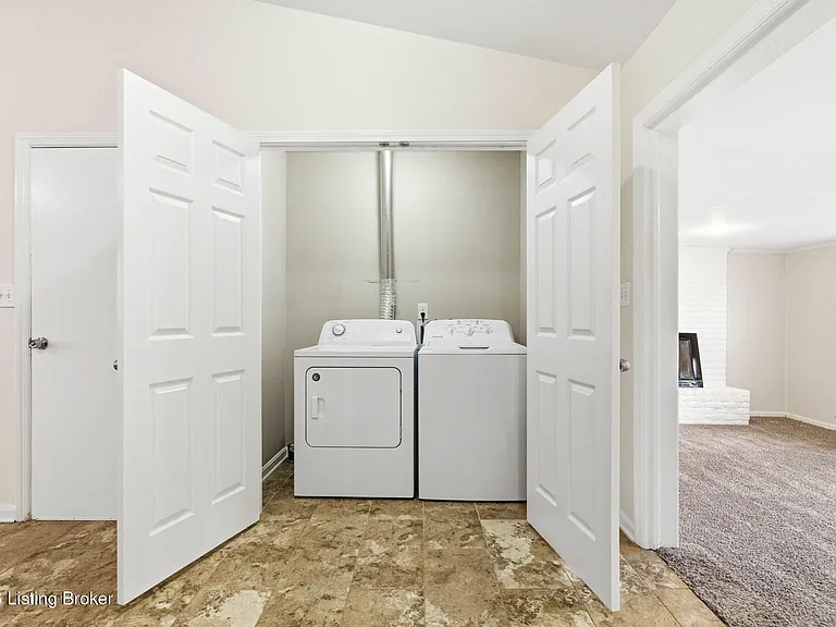 2403 Silverbrook Ave — Photo 18