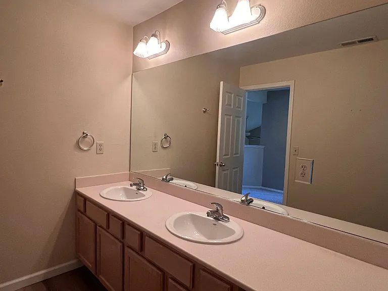 1678 N Highway 395 #28 — Photo 7