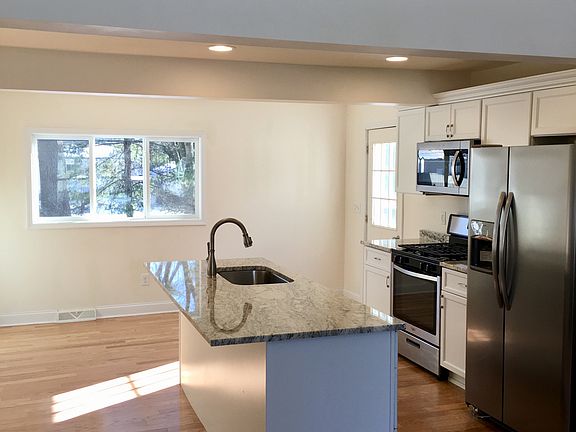 4th image of 28 Bauer Dr