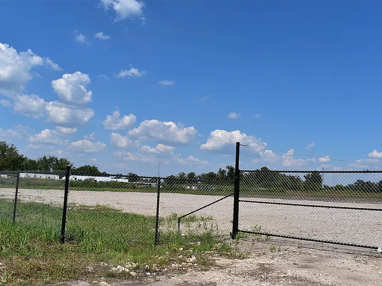 8911 FM 524 Rd — Photo 7