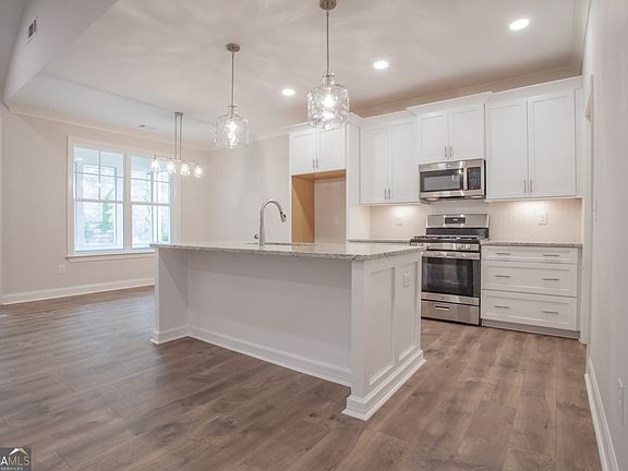4th image of 388 Maple View Dr
