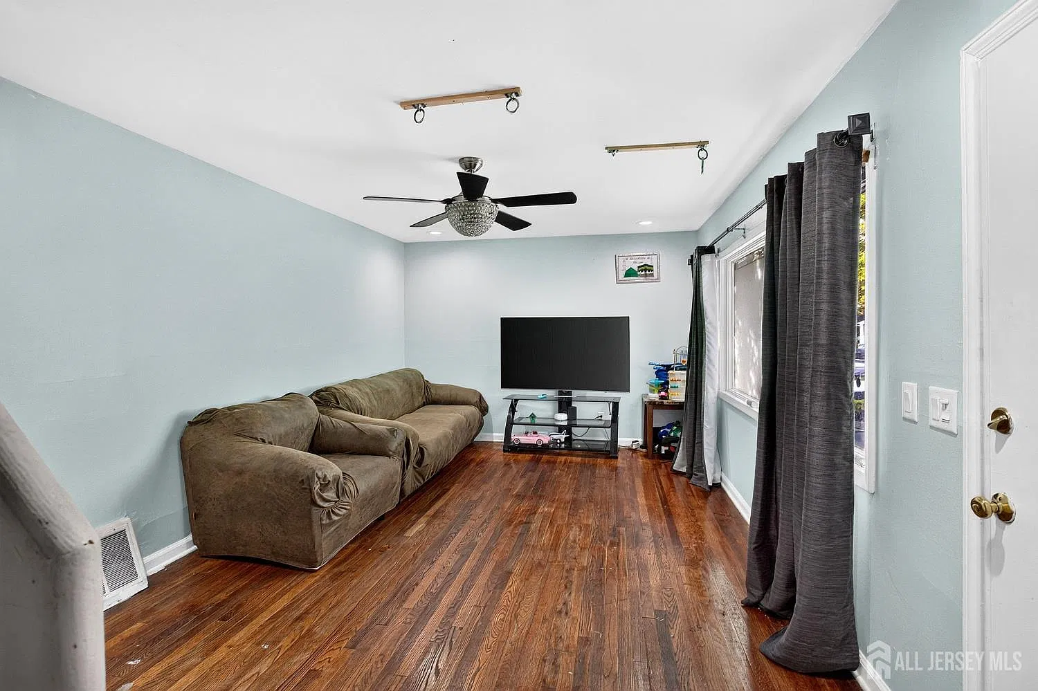 4 bed, 3.0 bath, 1548 sqft, $3,950 — Photo 2