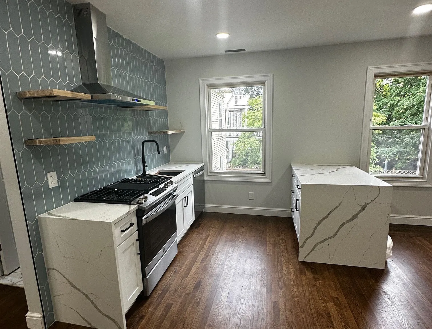 2 bed, 1.0 bath, 6336 sqft, $2,450 — Photo 2