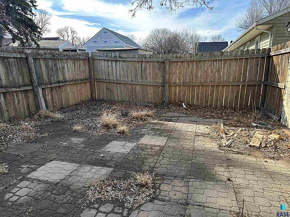 3rd image of 631 N Cedar St