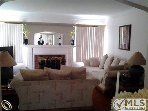 LIVING ROOM.JPG