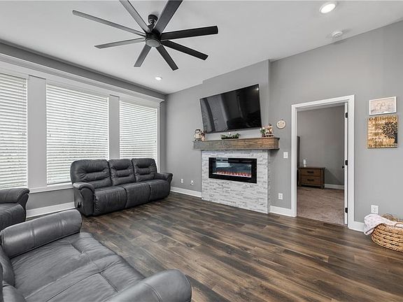 3rd image of 2302 NW Rymeg Ave