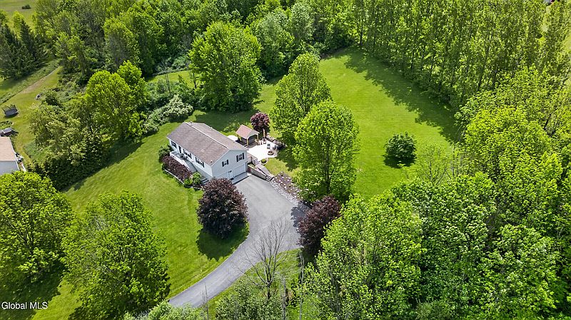 4th image of 128 Valley Court