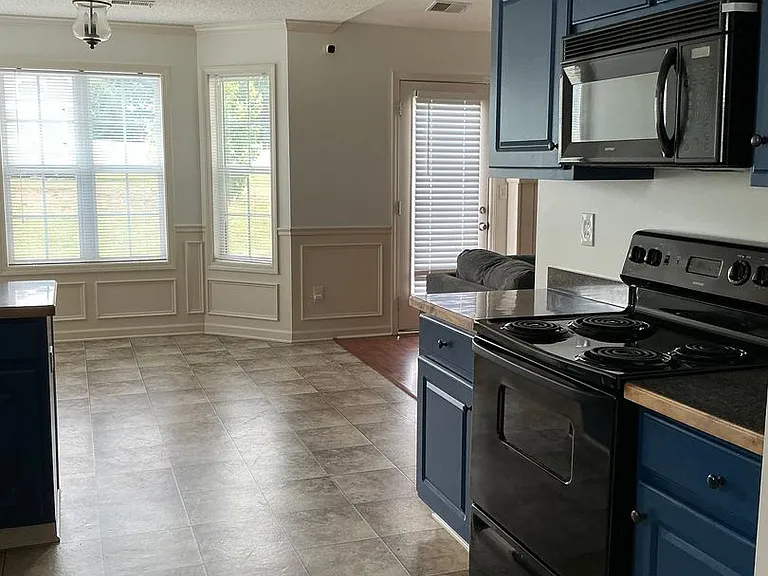 220 Jeremy Dr — Photo 6