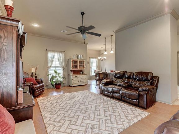 3rd image of 202 Sleepy Hollow Dr