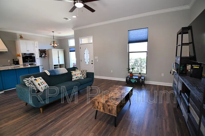 3 bed, 2.5 bath, 1950 sqft, $2,350 — Photo 4