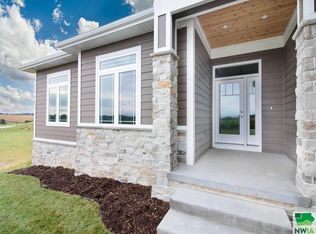 6323 Tiger Dr, Sioux City, IA 51106