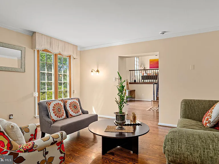 644 Robinson Ln — Photo 18