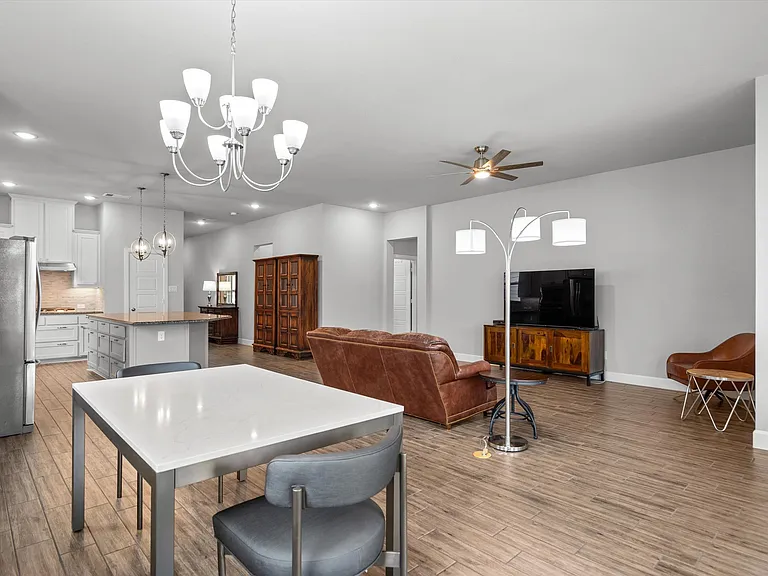2304 Clancy Dr — Photo 6