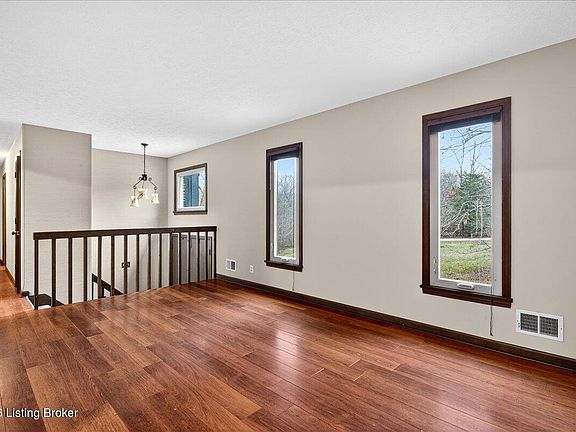 3rd image of 3502 Maple Leaf Dr