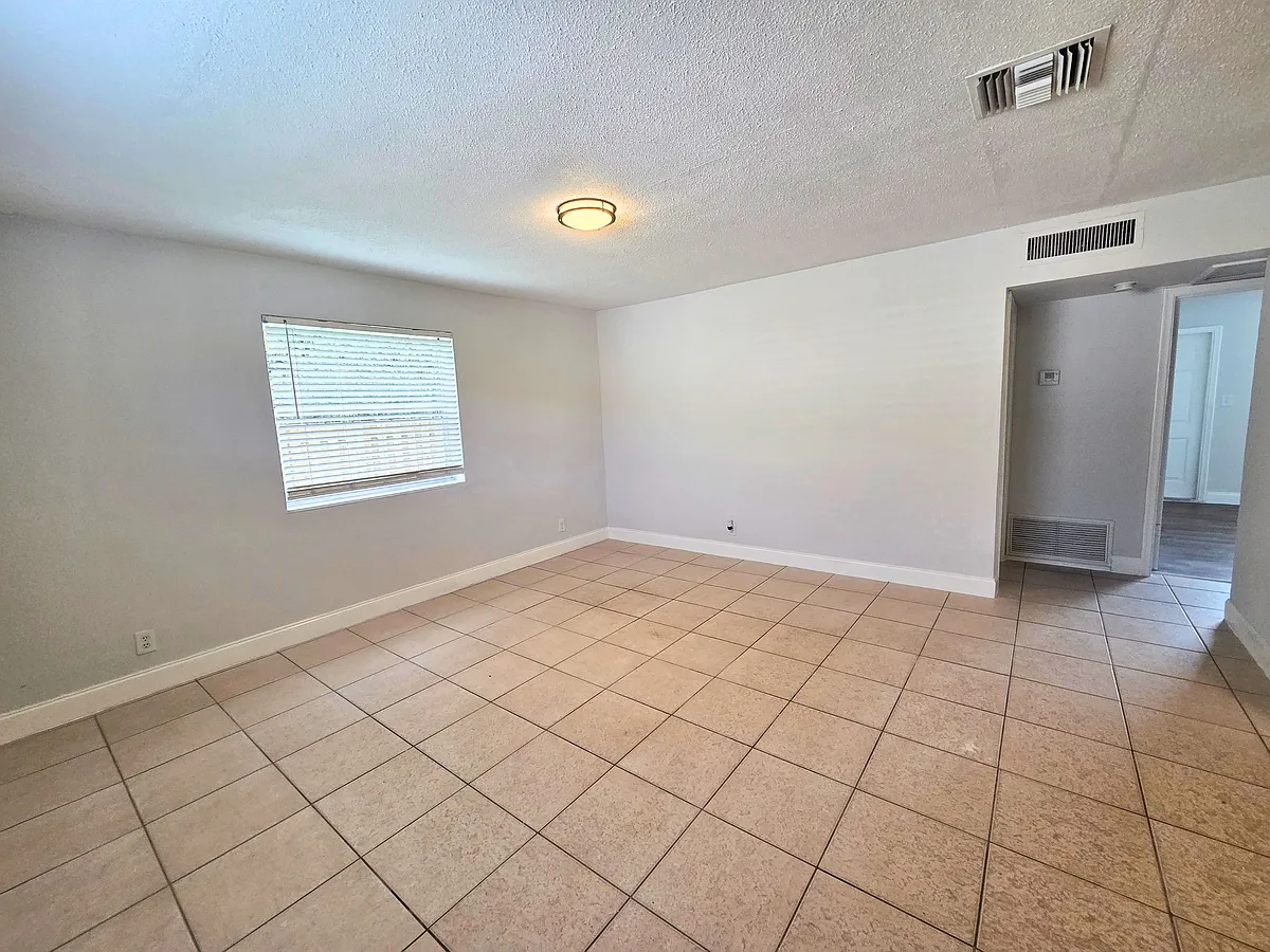 Building Photo - 440 NW 40th Ct #4